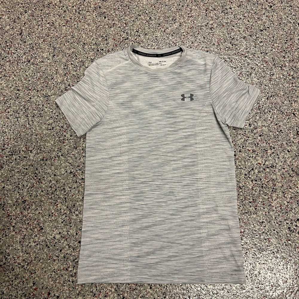Stretchy under armour t-shirt size small